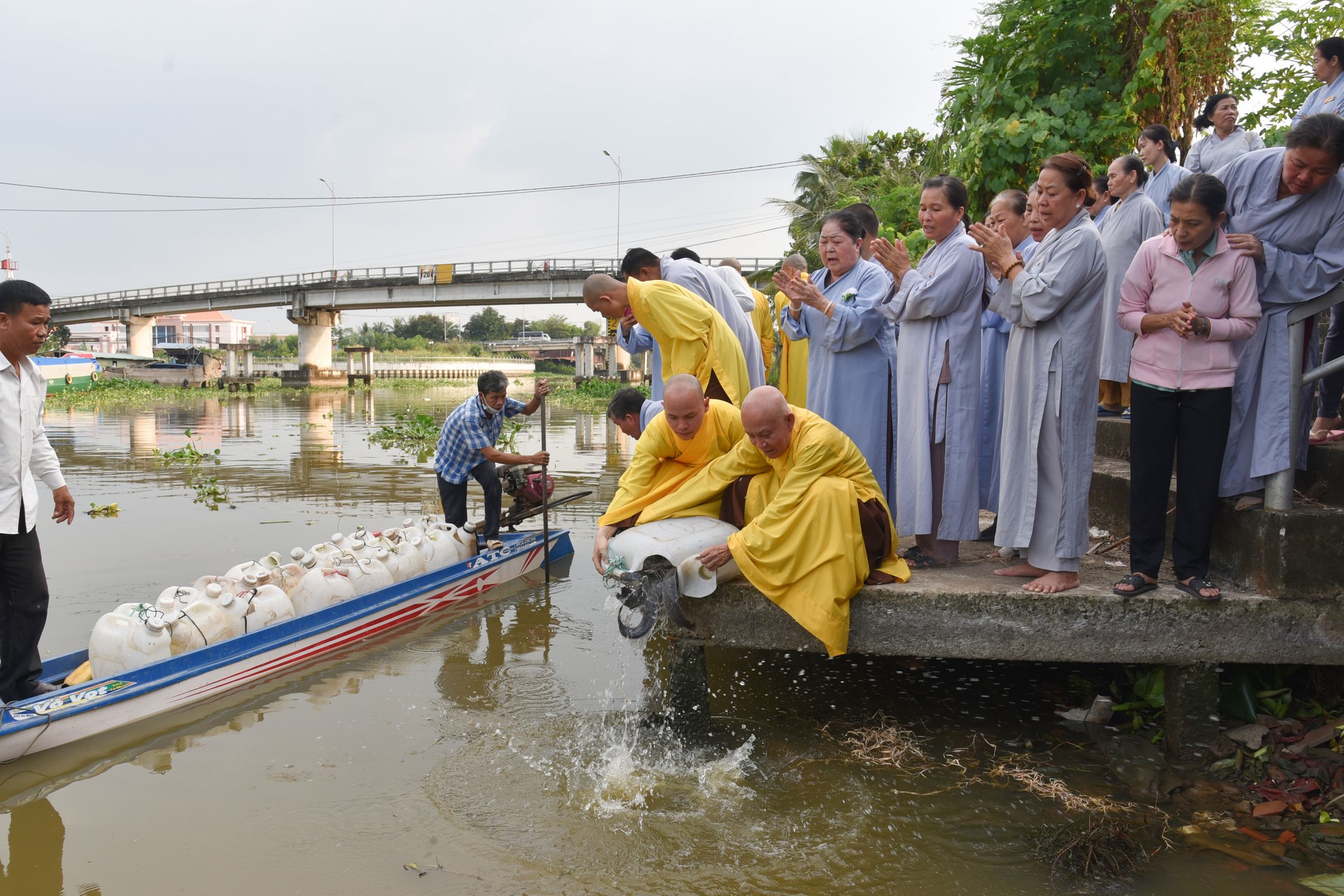Chanting sutra, releasing creatures to pray for peace in Tan Thanh, Long An by the Charity Board